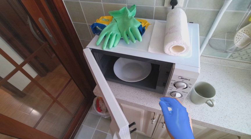 Pick up the plate in the microwave oven