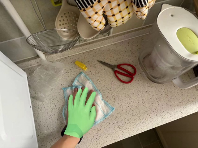 Wipe the countertop with the cloth