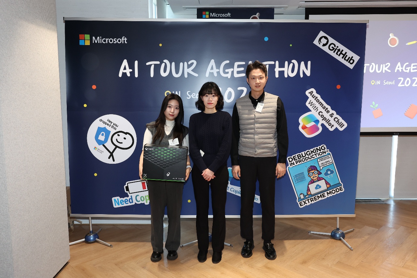 AI Tour Agenthon in Seoul 2026 행사장에 선 프롭티어 팀원 3명